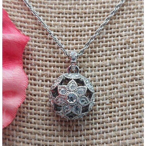 Beautiful Carolee Open Works Crystal Pendant Necklace Floral Domed 16" MINT - Picture 4 of 11